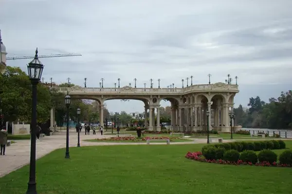 Los jardines están llenos de esculturas y vistas privilegiadas del Museo y del río