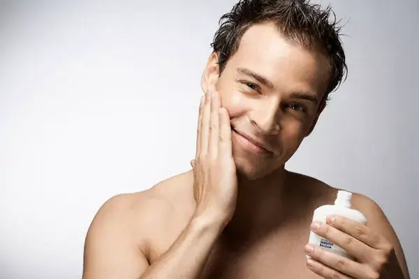 Los hombres también necesitan cuidarse la piel y el pelo