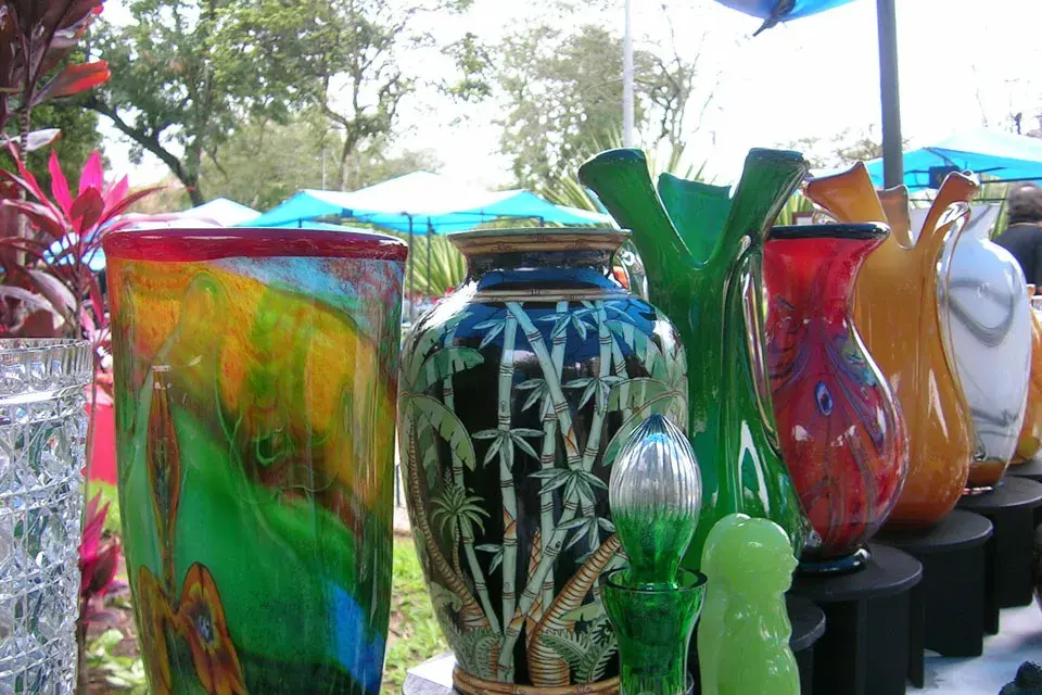 Encantadora feria de antigüedades con objetos de estilo en deco y moda