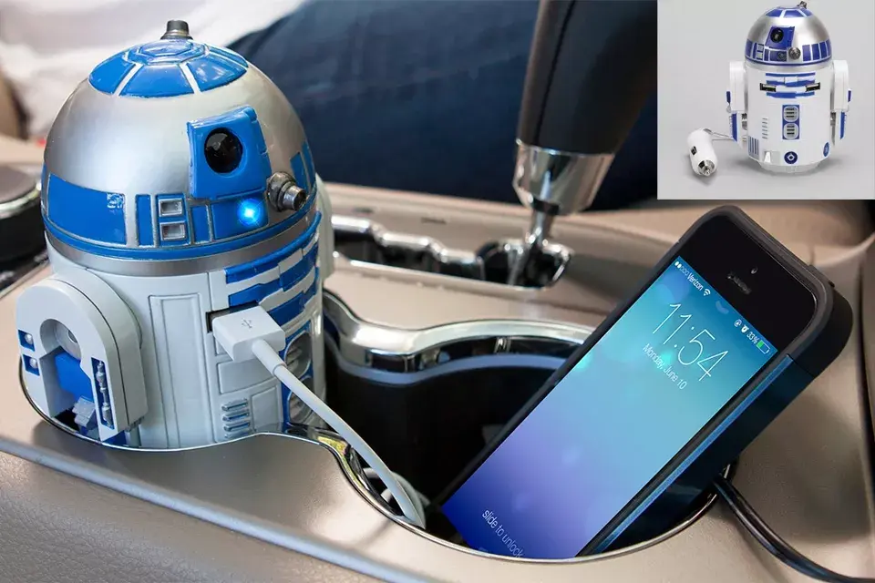 ¿Qué te parece este cargador del celular de R2D2? Ideal para enchufar en el auto y darle onda a tu viaje