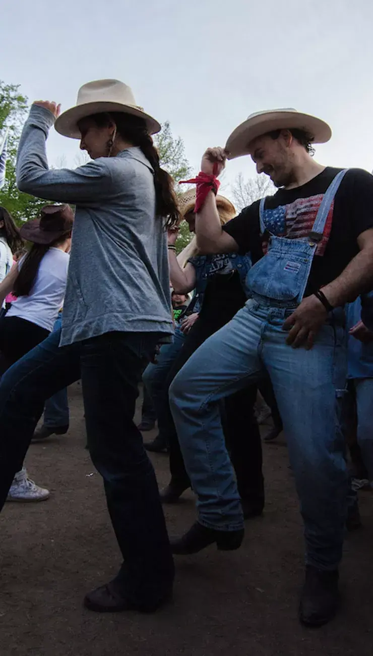 En grupos, la gente se divirtió practicando Linde dance