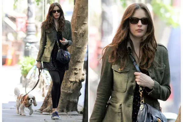 Para sacar a pasear al perrito, Liv Tyler mezcló un vestido romántico con una chaqueta militar, leggings y zapatillas