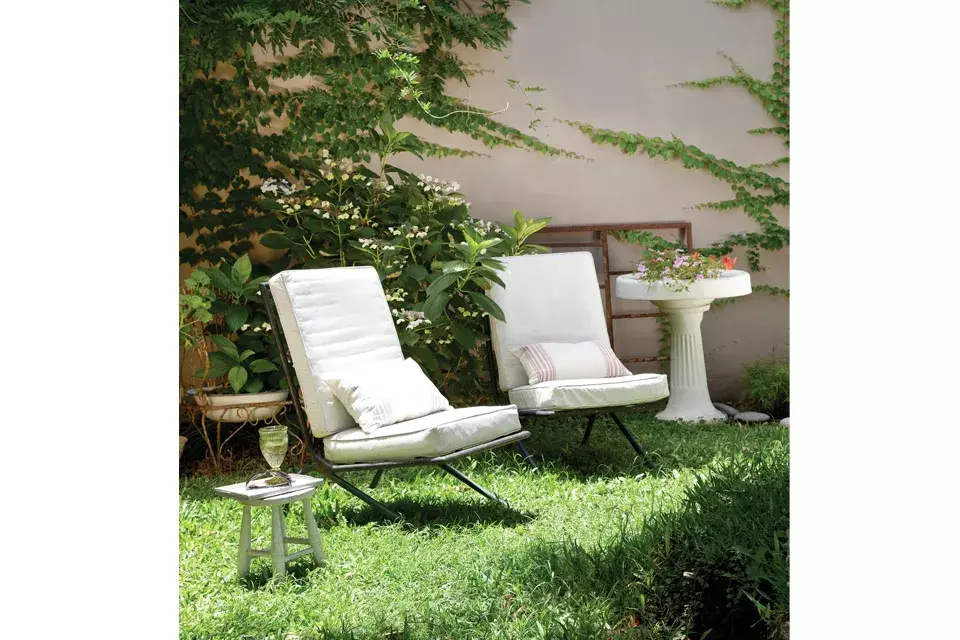 El fondo de la casa era un matorral. Al desmalezarlo, se convirtió en el espacio más lindo. Los butacones son del Cottolengo Don Orione y de macetero, ¡un vanitory!