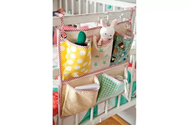 La cómoda, de laboratorio de objetos, está repleta de libros y CD para chicos. La Cunita (reciclada por good things store) tiene un acolchado tipo quilt (Doble UFA, $1800)  y un organizador bolsillero (Tienda Fan, $180) que es un sueño