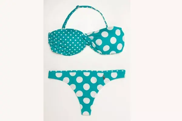 Bikini a lunares verde y blanco con corpiño torzado Sol y Oro, $185