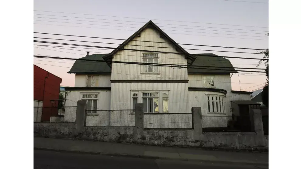 Vivienda pionera de buena madera, en Valdivia