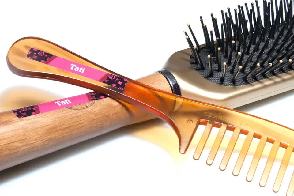 Etiquetas vinílicas personalizadas que los chicos pueden diseñar por internet (Cada cosa con su nombre, $40 la plancha). Son ideales para identificar todo lo que los chicos llevan cuando salen de casa: útiles, tuppers, libros, 
mochilas, etc