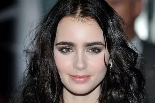 Lilly Collins, otra de las chicas de moda, con unas cejas matadoras