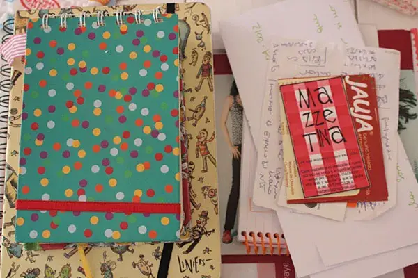 Sector "bardo", con cuadernos y la agenda del Almacén de Lou (http://almacendelou.blogspot.com.ar/), una pila de tarjetas y algunas cosas más