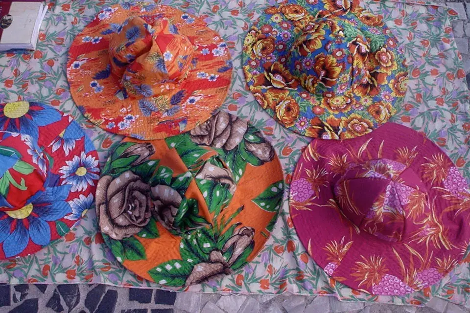 El coco gelato es un obligatorio si te das un paseo por la playa. Además hay todo tipo de accesorios y prendas coloridas