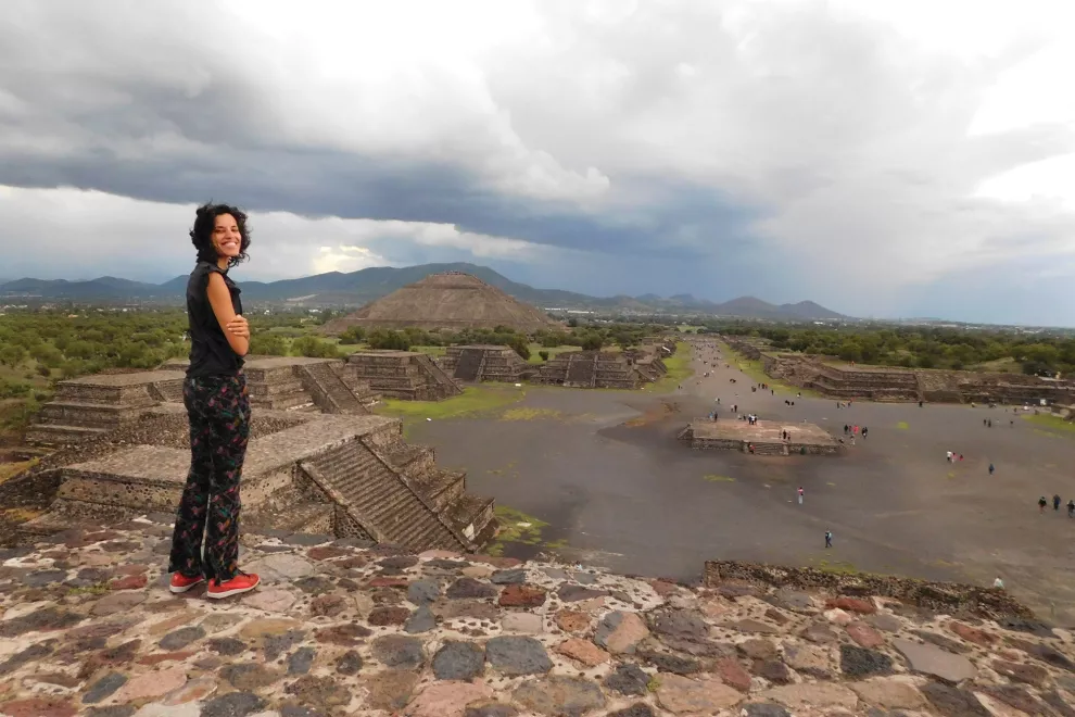 Sobre la pirámide de la Luna, en Teotihuacan, una visita imperdible en México.