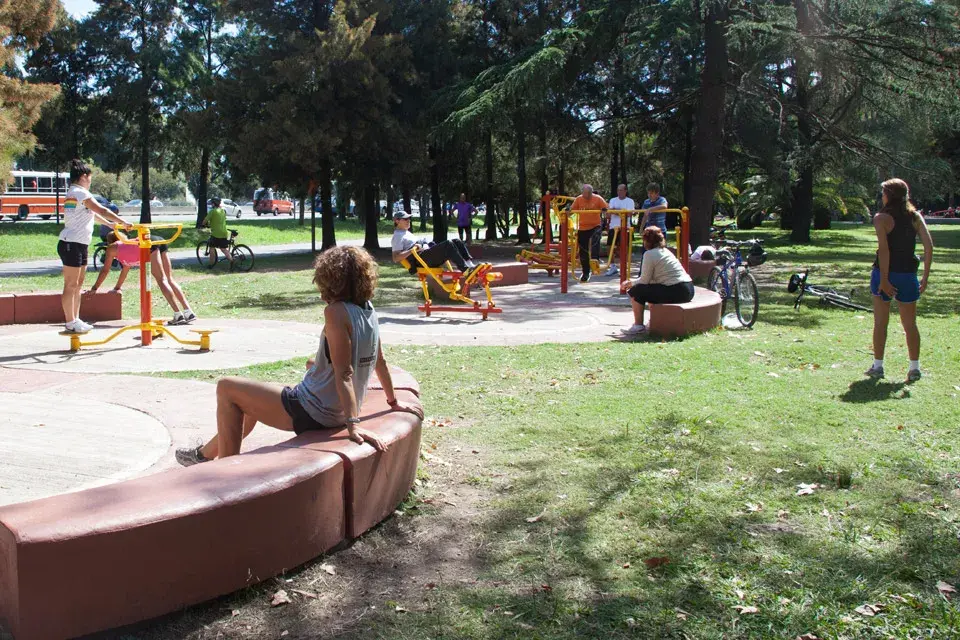 A lo largo de sus ocho hectáreas se pueden apreciar los distintos tipos de plantas y árboles, y el lago que, pese a la numerosa cantidad de visitas que recibe, conserva su belleza