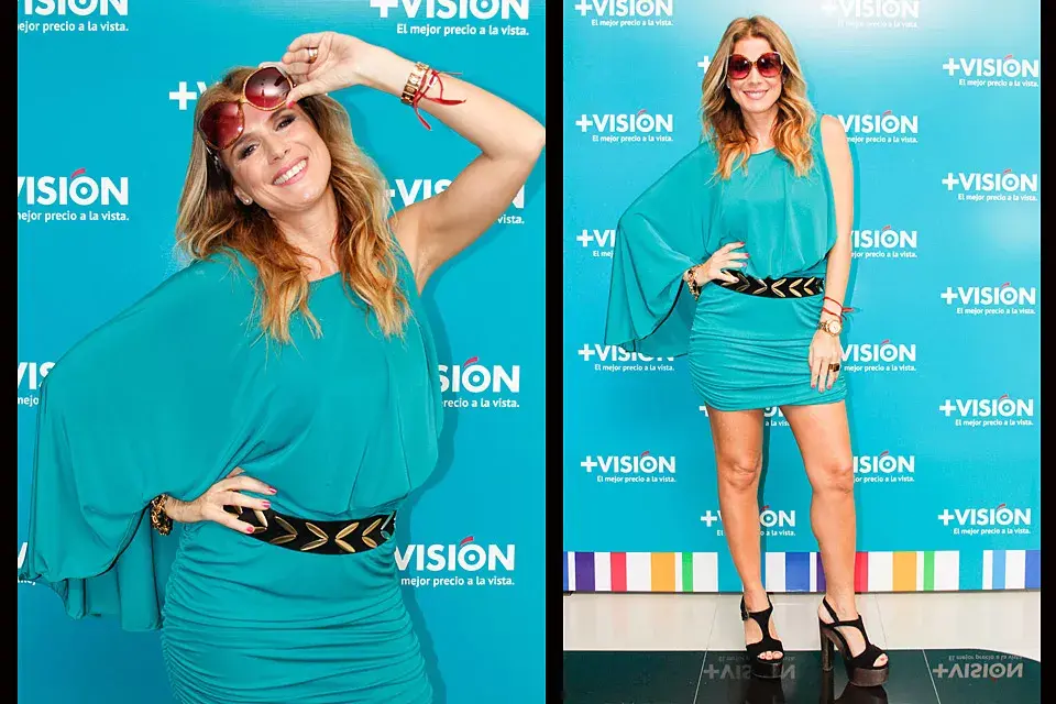Flavia Palmiero estuvo en el evento de +Visión y, a tono, con el decorado, eligió un vestido  corto y asimétrico en color turquesa, con cinturón con detalles en dorado y sandalias con plataforma