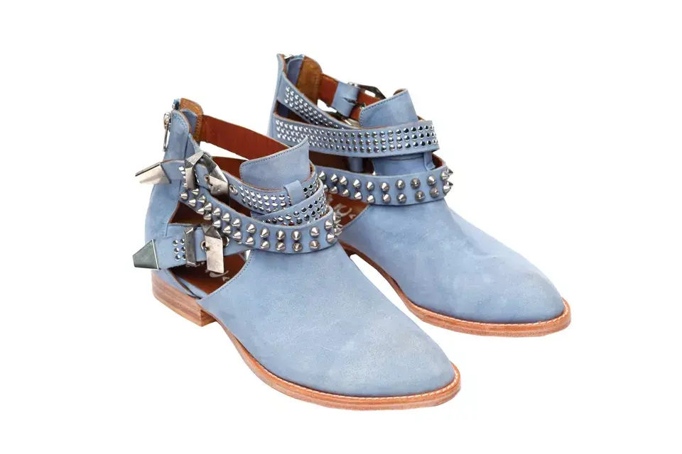 Botinetas de gamuza con tachas (Jeffrey Campbell, $2750)