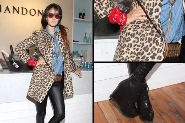 Siempre excéntrica, Concepción Cochrane Blaquier estuvo en Abierto de Polo de Palermo. Camisa en denim, abrigo animal print y calzas engomadas. ¿Y el detalle del pañuelo?