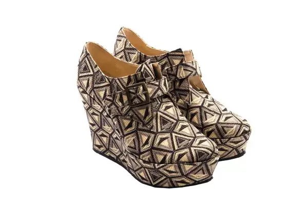 Estampados con hebilla lateral
(Pepe Cantero, $1200).