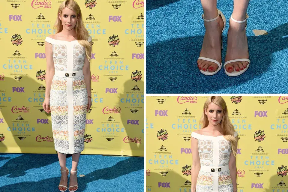 Emma Roberts optó por un vestido ajustadoen tonos blancos y pasteles de Peter Pilotto. ¡Divinas sus sandalias!