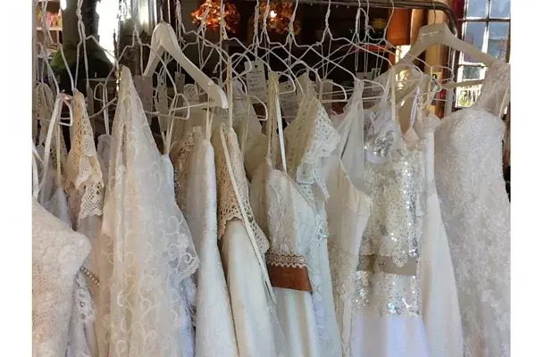 Hay vestidos de todas las épocas y de diversos diseños. Las opciones son tantas que no vas a saber con qué modelo quedarte