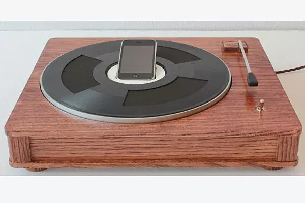 Un parlante para iPod en forma de tocadiscos. Un gadget para los amantes del vintage