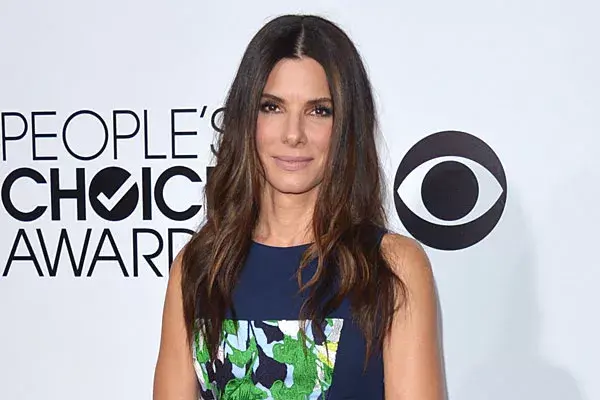 Sandra Bullock eligió un look simple y natural: brushing, con movimiento en las puntas y raya al medio