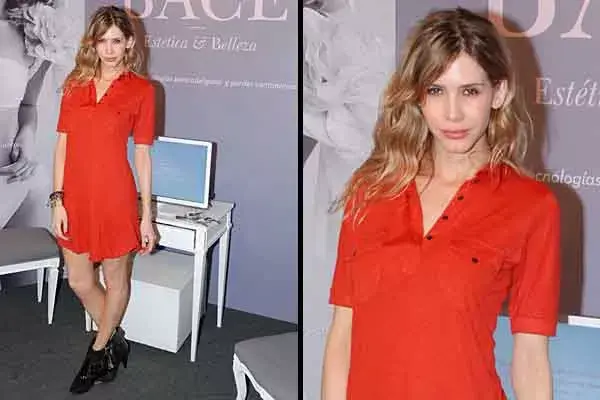 ¡Rojo furioso para Guillermina Valdés! ¿Va con esas botitas? Con ese look, estuvo en el espacio de Bace Spa para conocer lo último en tratamientos estéticos no invasivos