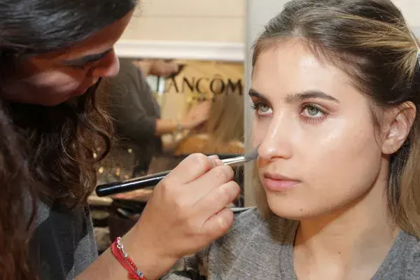 Divina, Cintia Garrido se prepara para desfilar en la presentación de la colección de verano de Cacharel