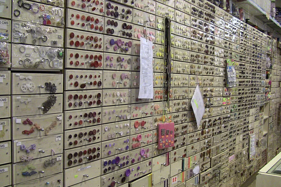 Una de las paredes, llena de botones, una postal clásica de las mercerías