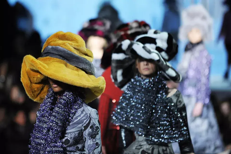 Sombreros gigantes en el show de Marc Jacobs