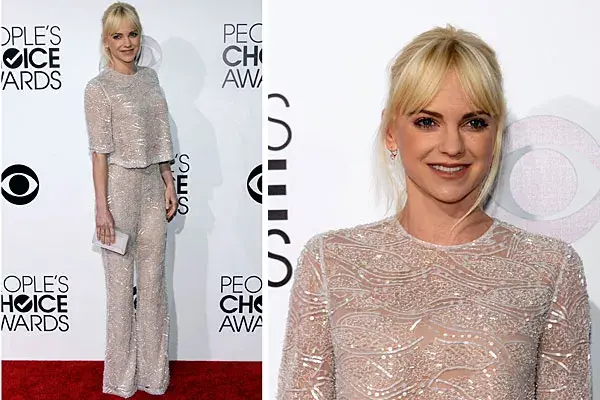 Anna Faris eligió un traje impecable, con brillo, en tonos plata