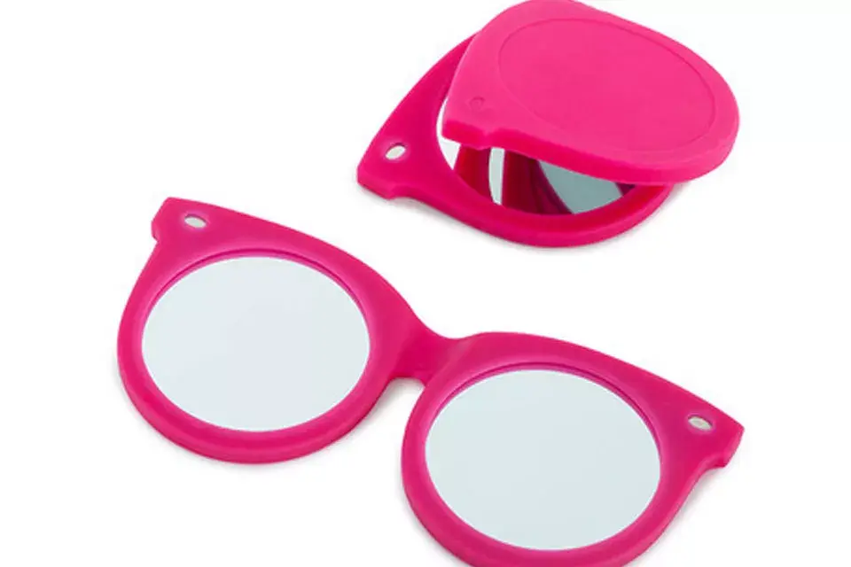 Útil y canchero, un espejito con forma de lentes de sol