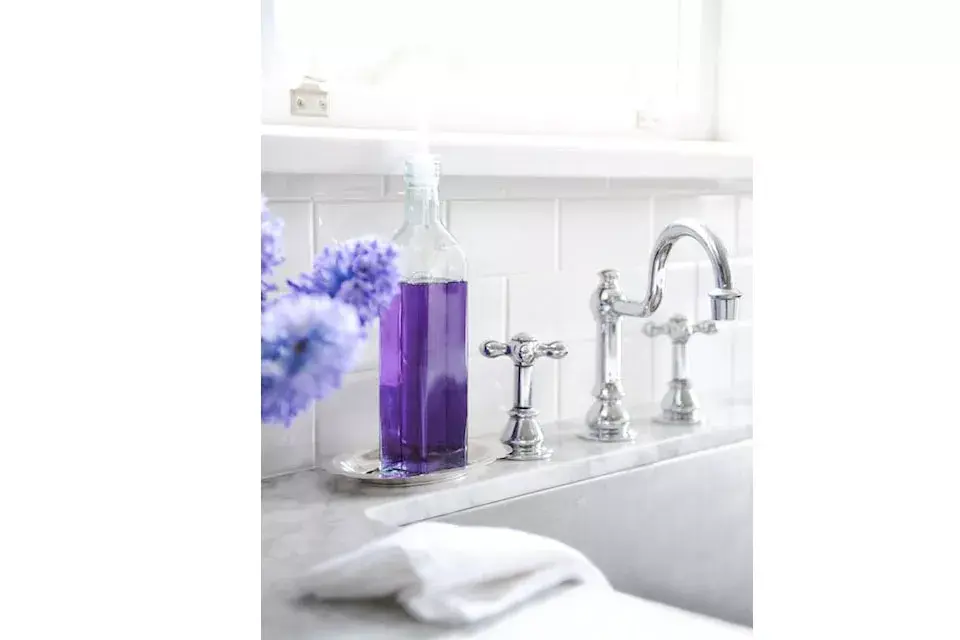 ¿No tenés algo para reciclar? ¿Querés gastar lo menos posible? El color puede ser aplicado en pequeños detalles, como unas flores, un jabón u otros productos de belleza que usás a diario