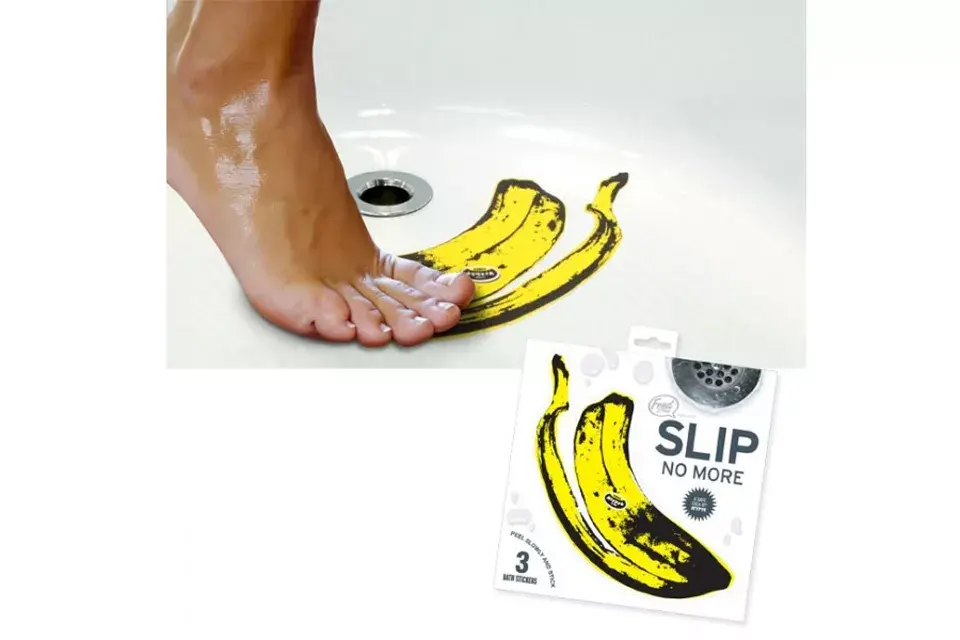 Un sticker con forma de banana que funciona como antidelizante en la bañera