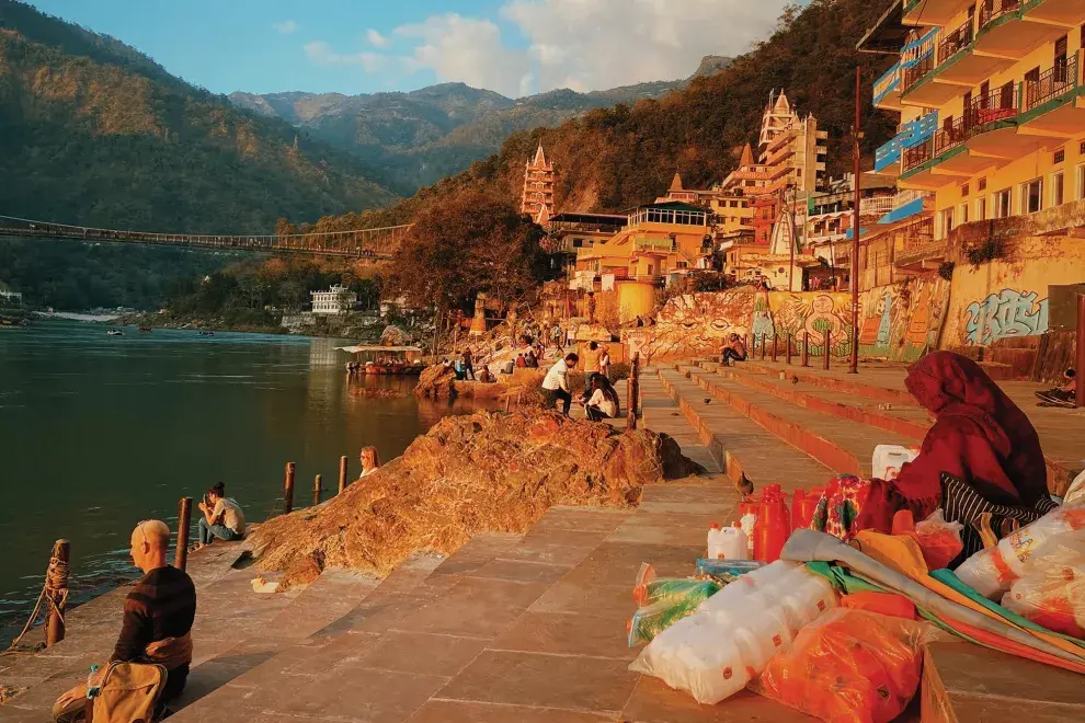 Vista al puente de Laxhman Jhula, el mejor lugar para ver el atardecer..
