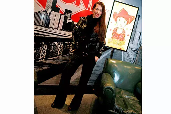 Campera de cuero y pantalones anchos fue el equipo elegido por Victoria Onetto para festejar el Día del Amigo junto a Pony y Campari