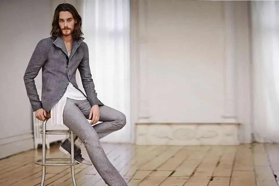 En todas sus colecciones utiliza como imagen a una banda de rock