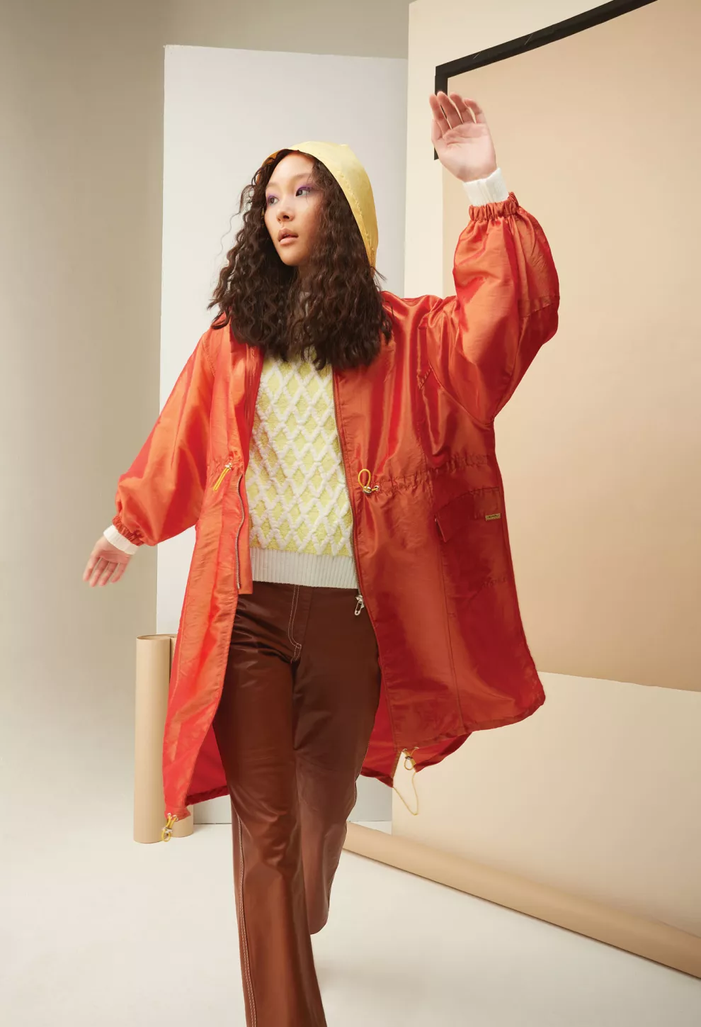 Amplia, volátil y con capucha, la parka liviana es una de las prendas de la temporada. Tornasolada o metalizada, en colores intensos o plateada. Un must.