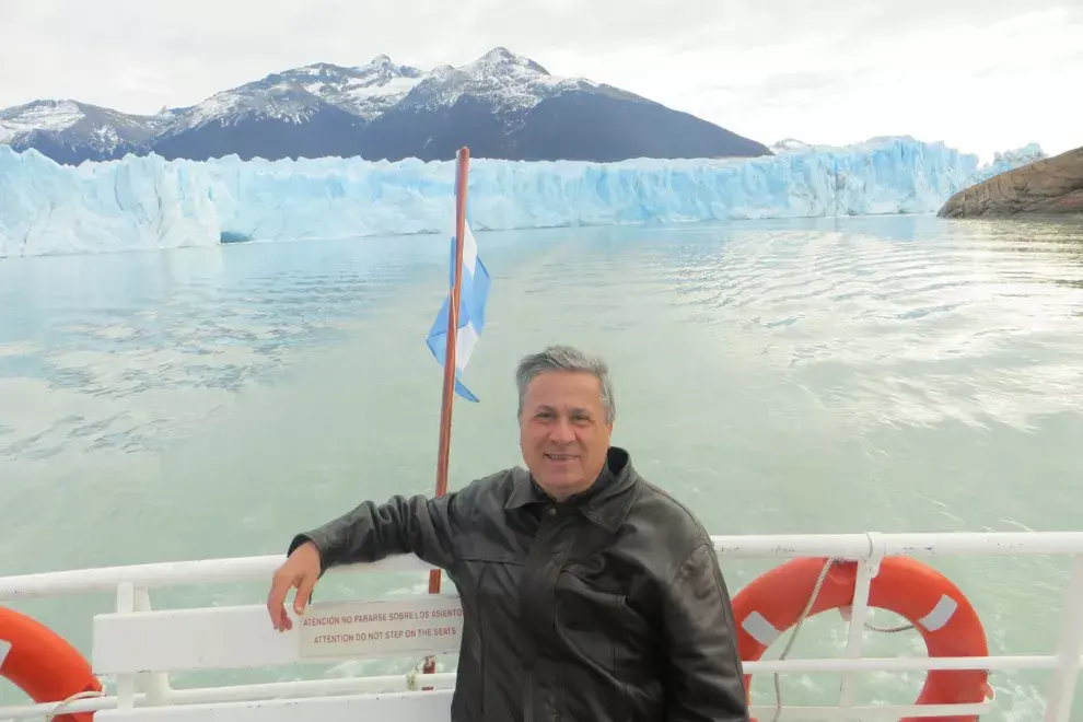 Su primera vuelta al mundo fue en 1982, acá en uno de sus pasos por el Glaciar Perito Moreno