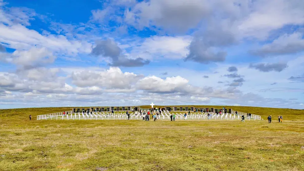 El cementerio argentino de Darwin, a casi 90 km de Puerto Argentino