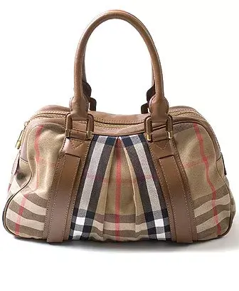 Cartera a cuadros de Burberry (Coterie, US$ 2140).