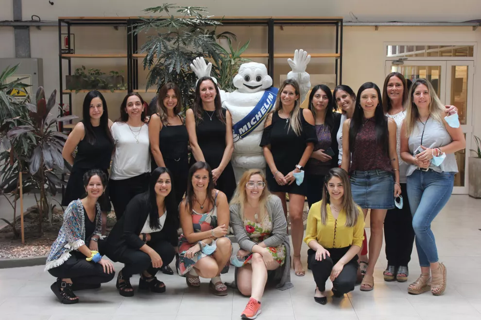 Eliana Banchik, Presidenta de Michelin Argentina, con parte del equipo de mujeres que trabaja en la compañía.