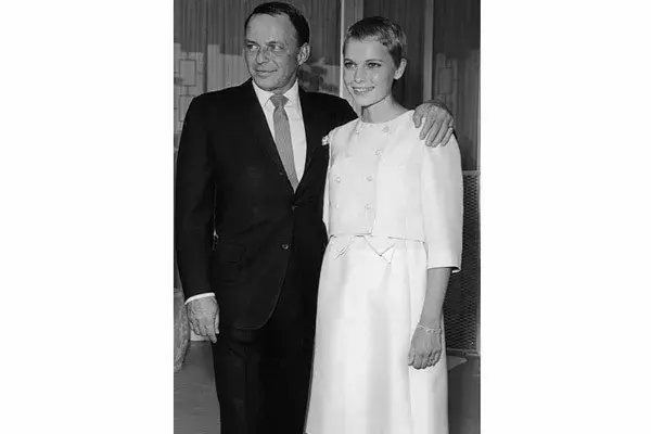 Un vestido con una chaqueta corta eligió Mia Farrow cuando se casó, a los 21 años, con Frank Sinatra, en 1966