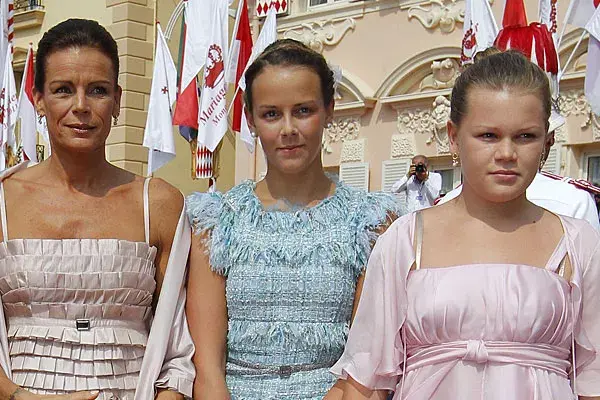Estefanía y sus hijas, Camille y Pauline, optaron por peinados recogidos bien tirantes