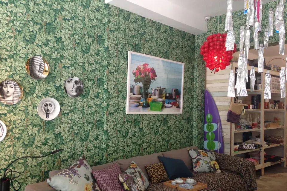 Objetos, tejidos, lámparas y muebles de exquisito gusto