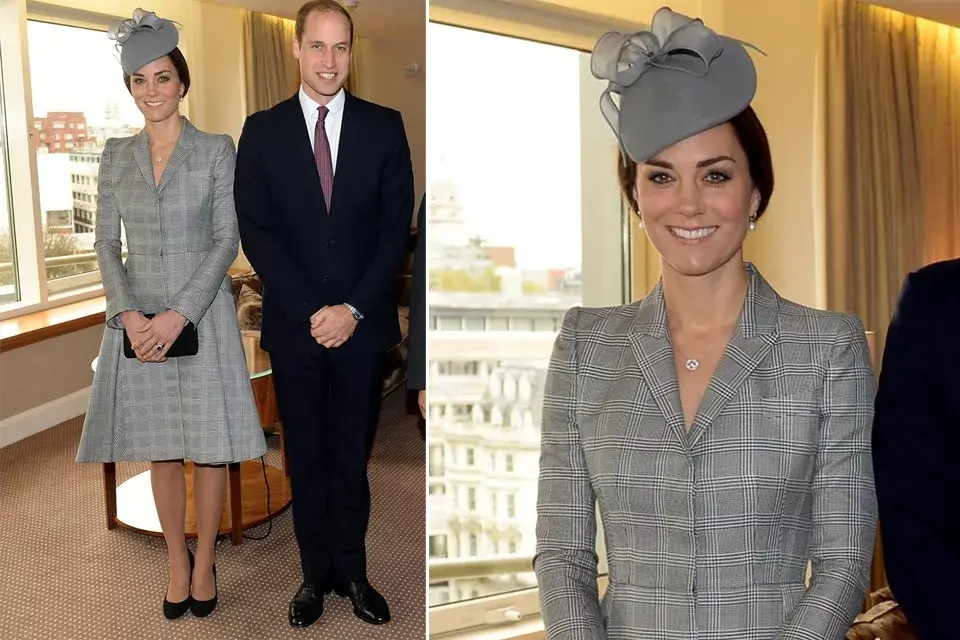 La Duquesa de Cambridge eligió este abrigo a cuadros firmado por Alexander McQueen para recibir al Presidente de la República de Singapur. Acompañó el look con un tocado de Jane Taylor y clutch y zapatos negros