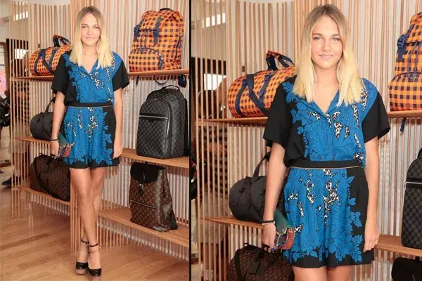 Fini Bocchino, la hija de Andrea Frigerio, acompañó a su mamá al local de Louis Vuitton. Muy clásica, posó con un vestido mini en azul y negro. ¿Qué te parece?