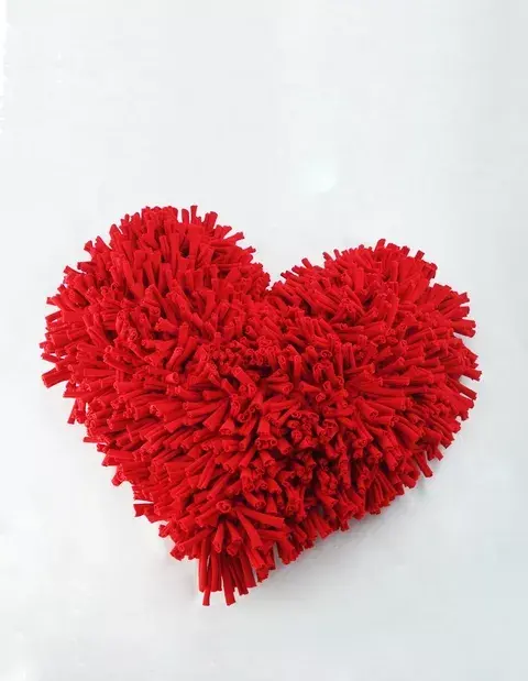 Objetos de uso cotidiano con bajo impacto ambiental como almohadones, alfombras, puffs, calzados y accesorios