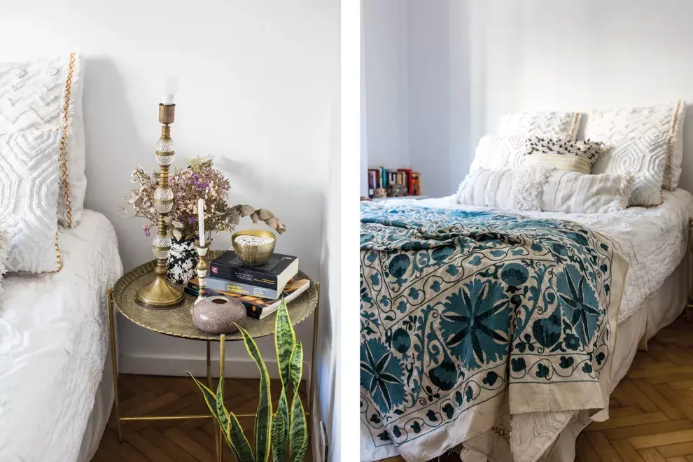 Sobre la cama, una colcha blanca y almohadones haciendo juego (Anthropologie). El cubrecama azul es una tela decorativa asiática bordada en hilos de seda que se llama Suzani y que Leti compró en Israel. La planta es de Ciudad Naturaleza.