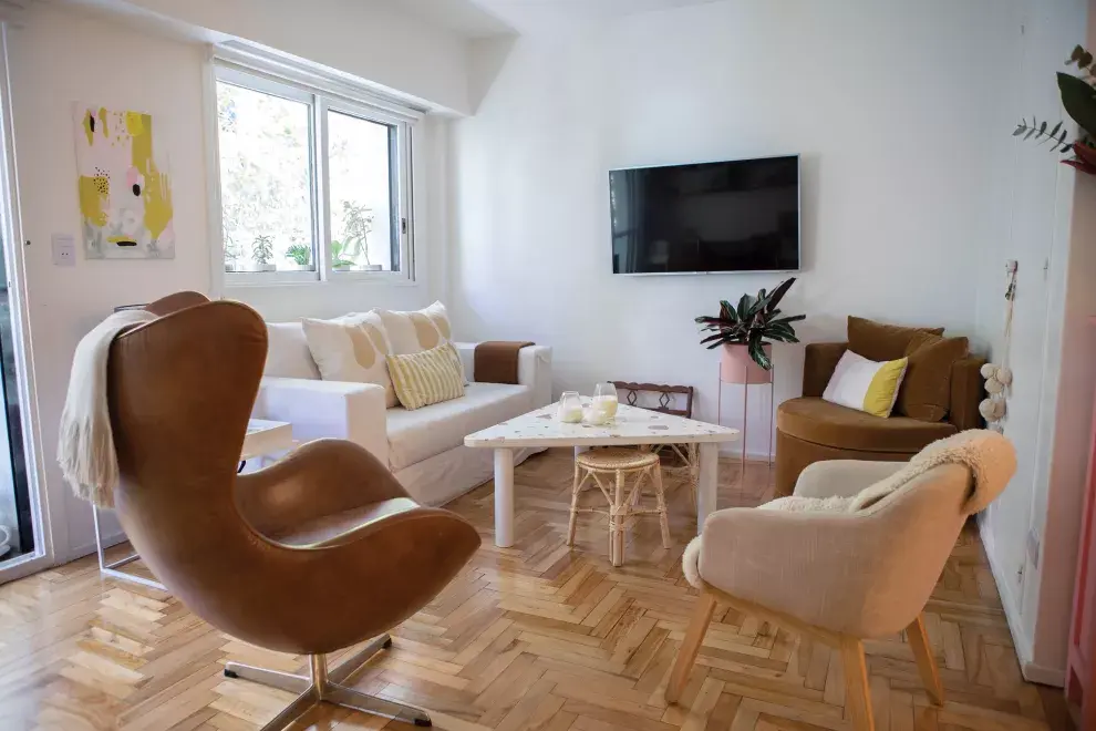 Para este sector, eligió un sillón con funda de tussor off white, almohadones Abstrac (Paysana), banquitos de mimbre (Mimbrería Marcovecchio Hnas.), sillón Egg (Amparo be.) y mesa de terrazo (Ziuk Tienda) como toque original.