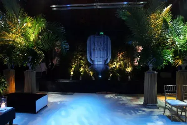 Una selva tropical, con cascada de agua incluída, en medio de la fiesta