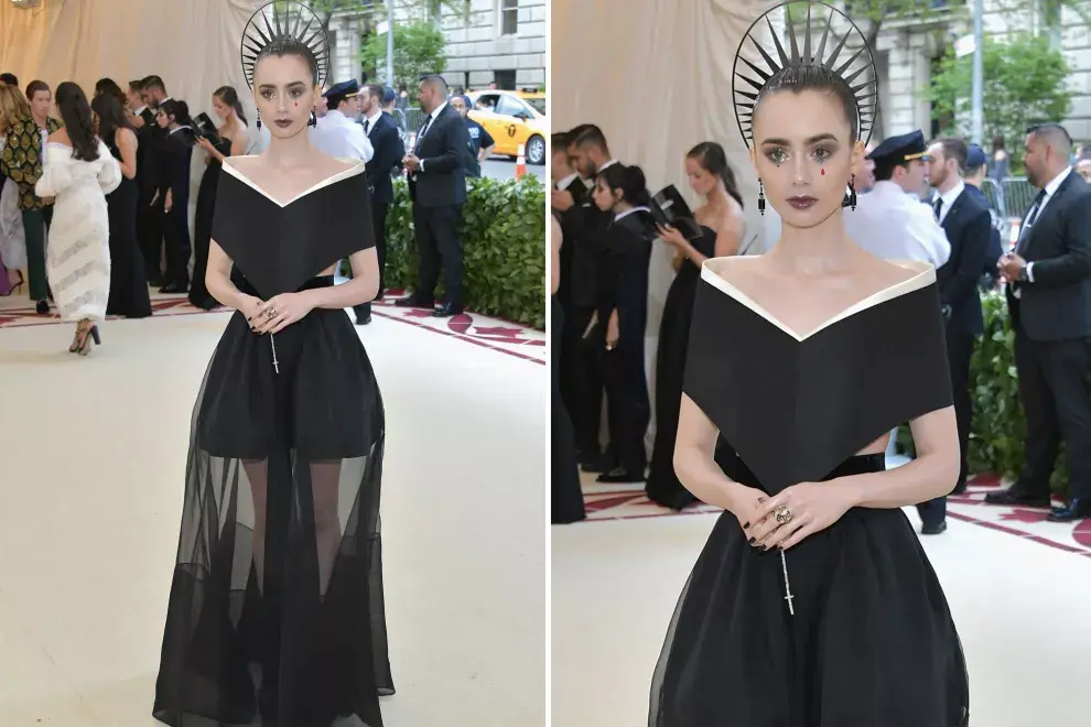 Lily Collins con este look de Givenchy, con corona y apliques faciales